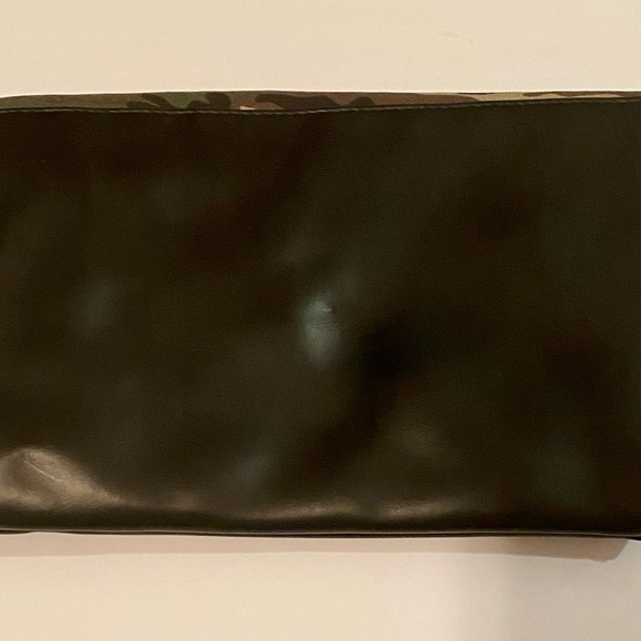 NWT Funky Monkey Camouflage Fold-Over Zippered Clutch - Picture 9 of 16